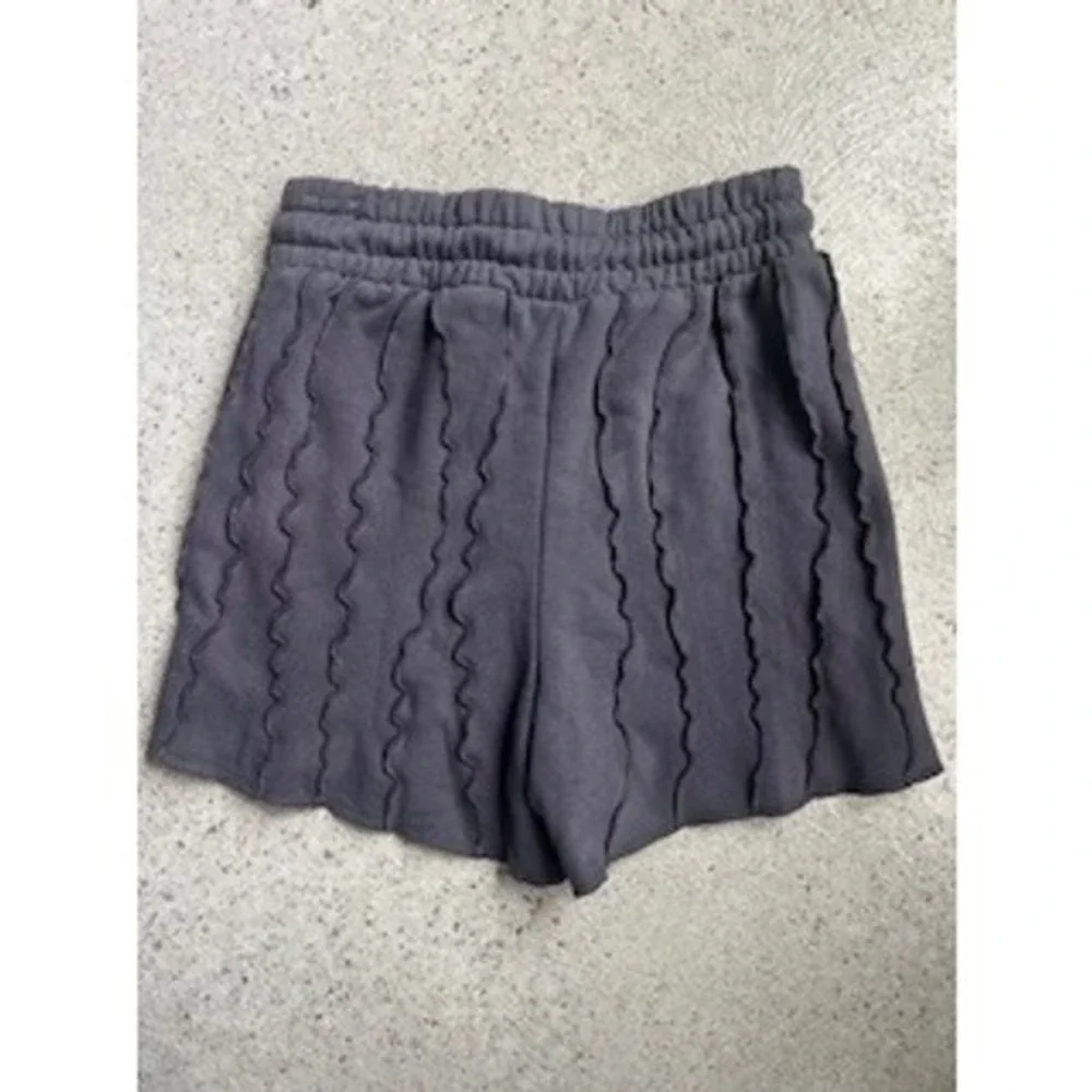 Oh Polly Exposed-Seam Shorts‎ Size 4 NWT Gray Boutique Lounge Mini Shorts - Picture 4 of 4
